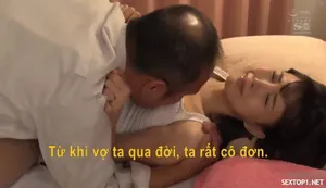 Cảnh 3P nổi tiếng của con đĩ hư hỏng! Một cô gái mảnh mai với đôi chân đẹp! Nút chặn hậu môn được đưa vào âm hộ và miệng được cắm vào. Biểu cảm thì dâm dục và cảm giác thì tuyệt...