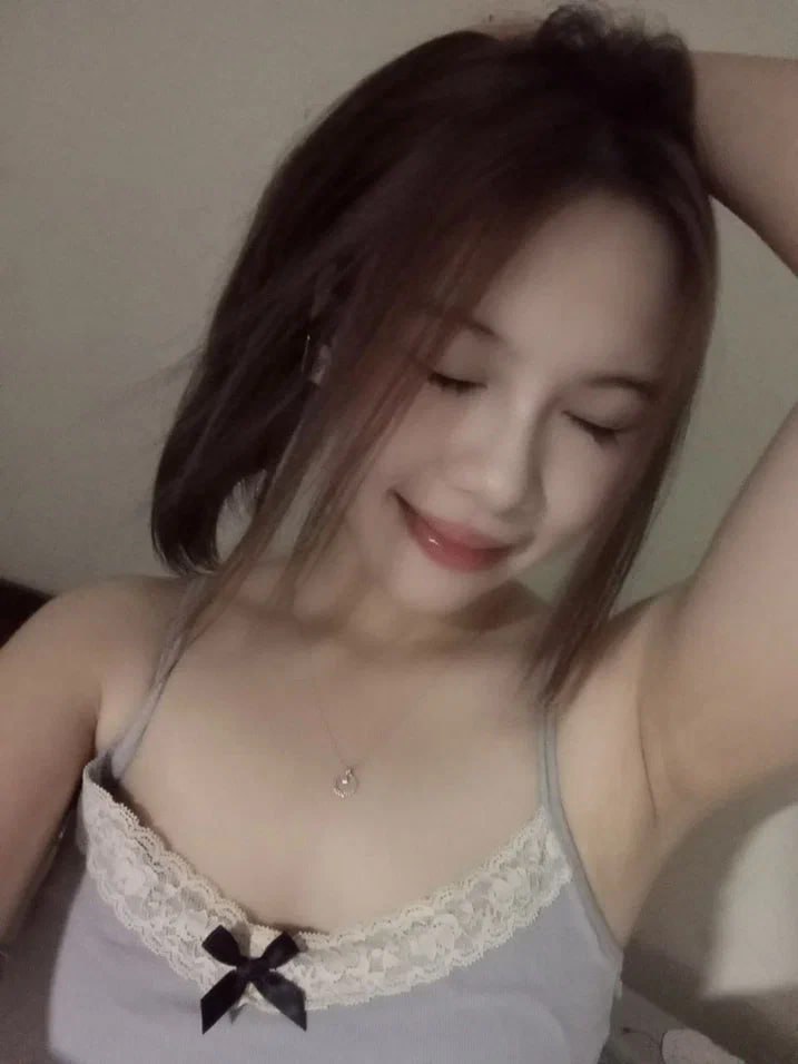 Người đẹp có ngoại hình trong sáng nhất đi biển kiếm tiền. Cô ấy trông ngoan ngoãn và điềm tĩnh. Cô cởi bộ đồ ngủ ra và xoa xoa bộ ngực trắng nõn và mềm mại của mình