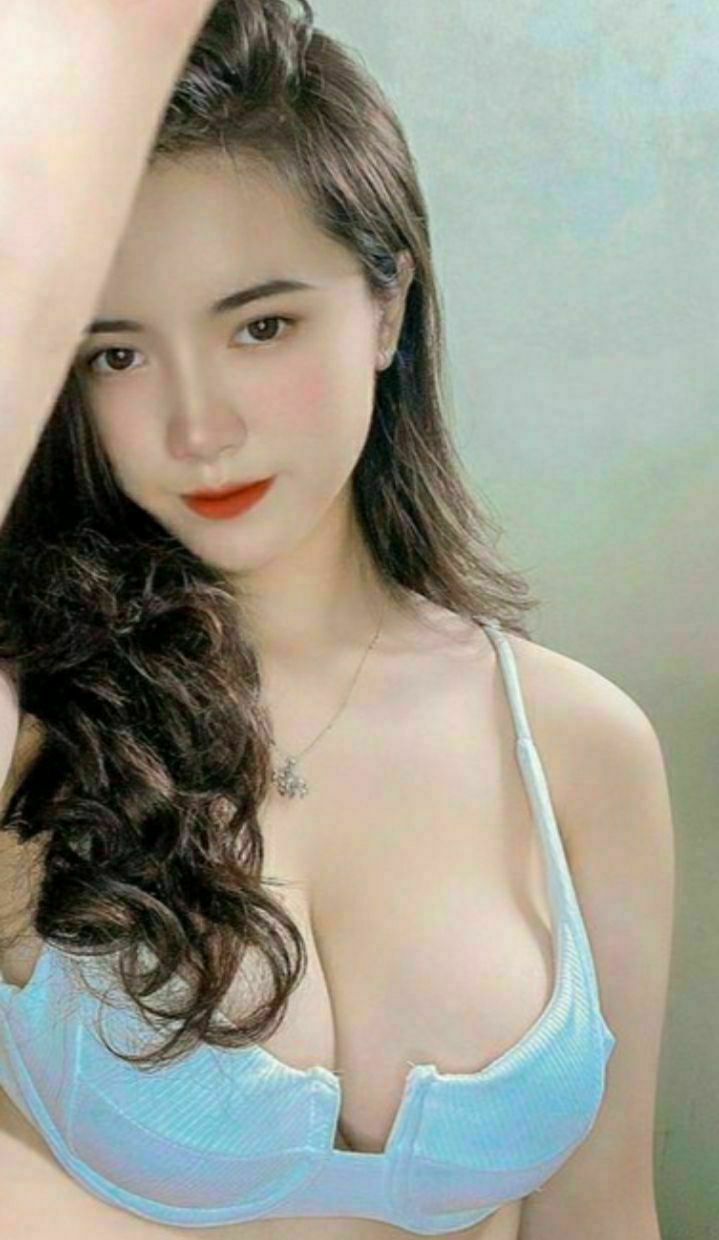 Nữ quỷ xinh đẹp của vòng tròn, TS Tần Mộng và người bạn thân Trương Tấn Cẩm, hai con quỷ xinh đẹp, dạy bảo thế hệ nhà giàu thứ hai, "Con đĩ, cho lưỡi vào đi, chị, chị đá con cặc của anh ta bằng chân", thật ngầu, phần đầu của hai cây gậy quỷ ăn!
